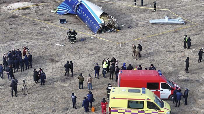 Hallan las cajas negras del avión azerbaiyano siniestrado en Kazajistán este miércoles